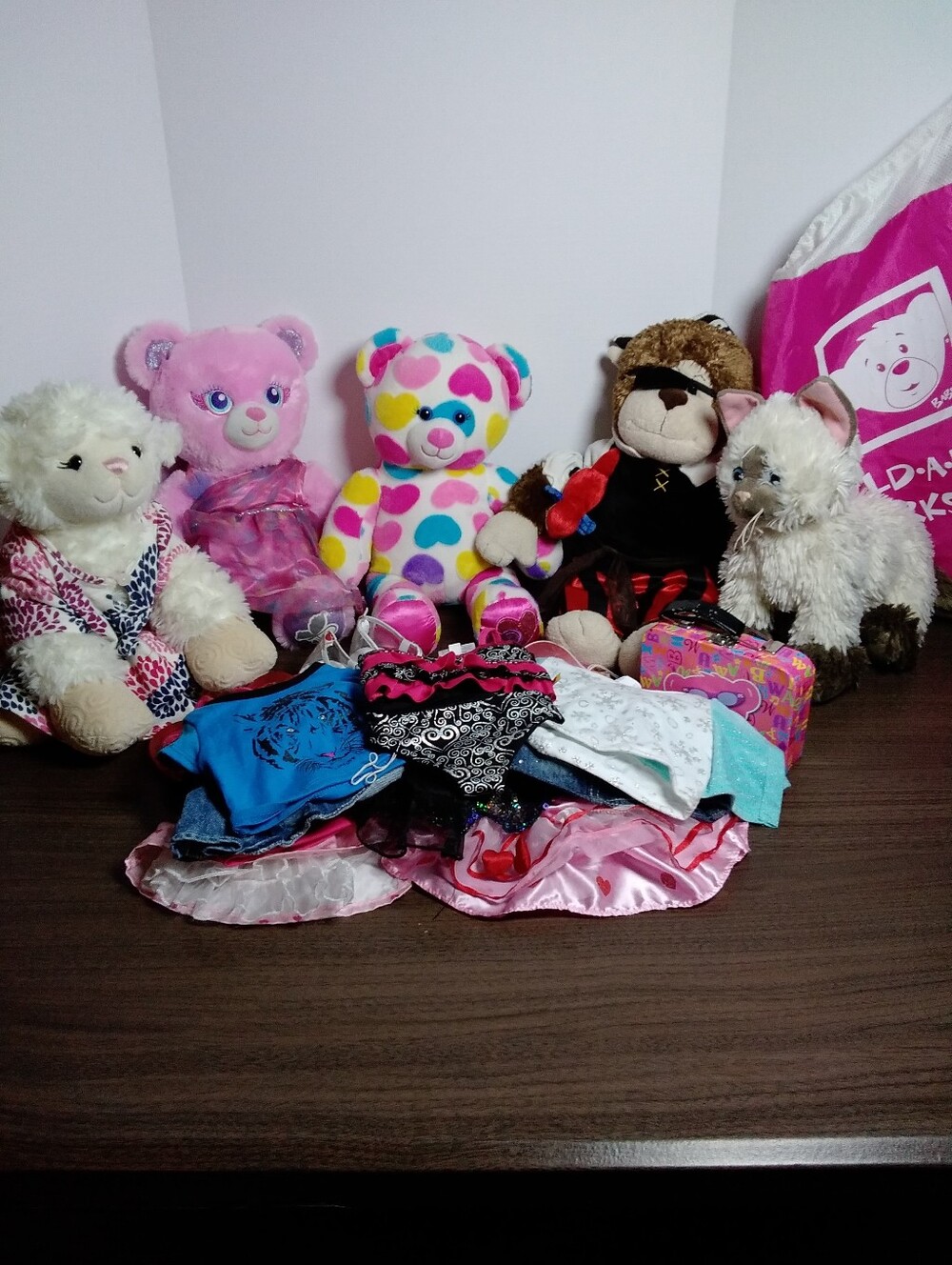 Build A Bear Bundle (5) Animals (2) Bags (2) Pairs Of Shoes (8) Outfits.
